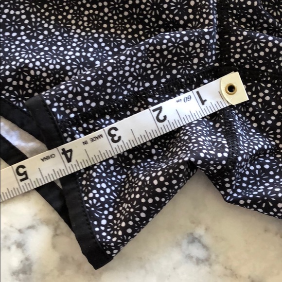 Lululemon shorts size 6 - Picture 3 of 3